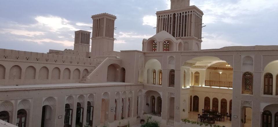 هتل سنتی خانه آقازاده در ابرکوه