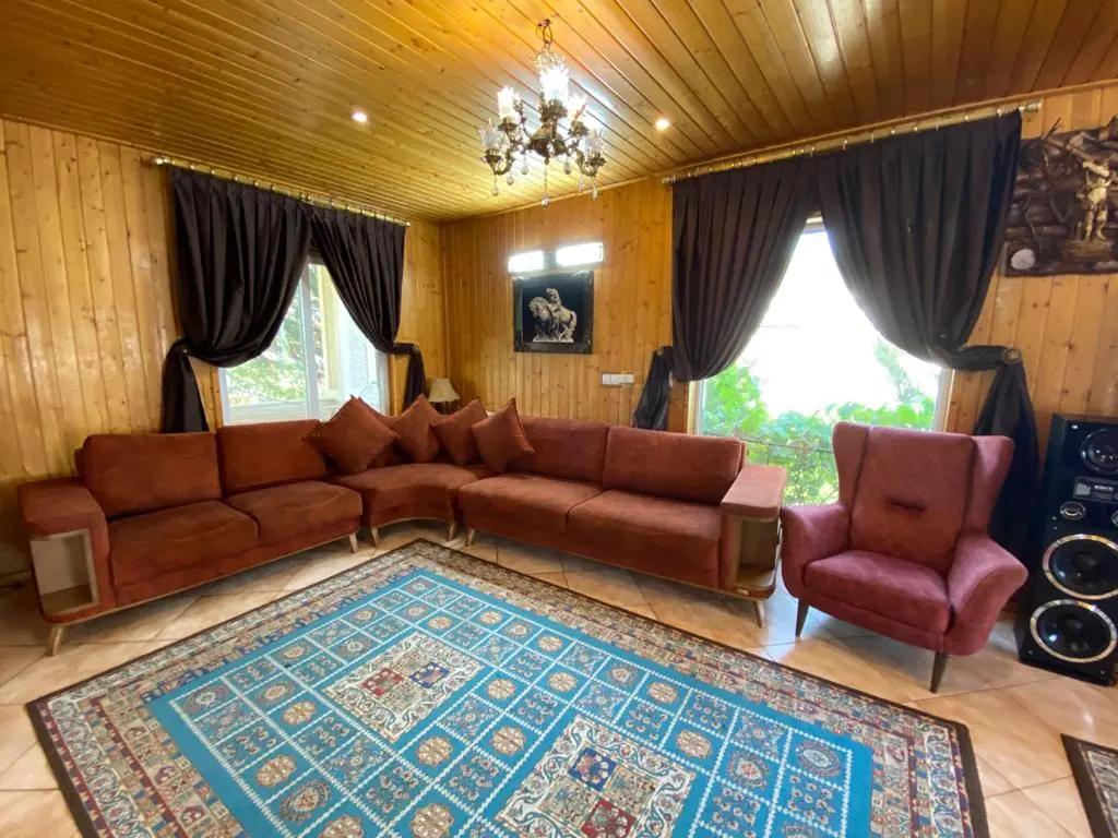 عمارت هشت خوابه سبز با پارك آبى
