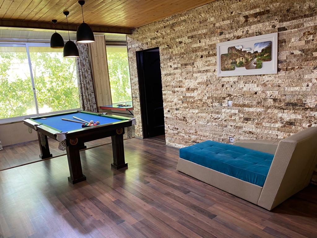 عمارت هشت خوابه سبز با پارك آبى