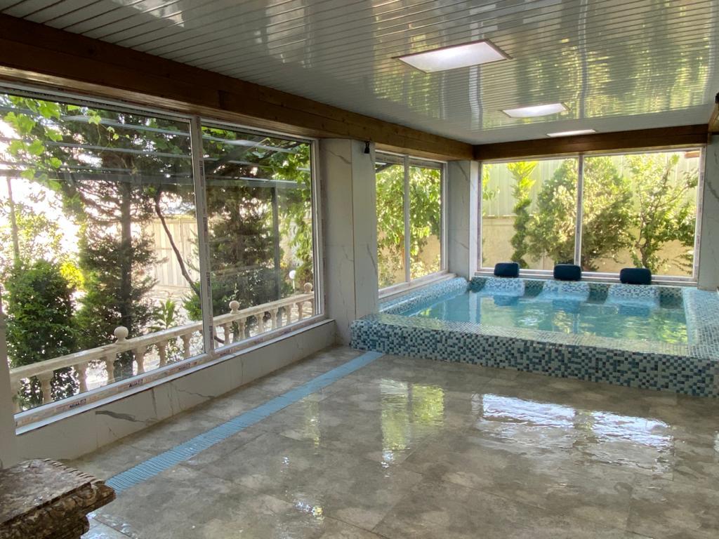 عمارت هشت خوابه سبز با پارك آبى