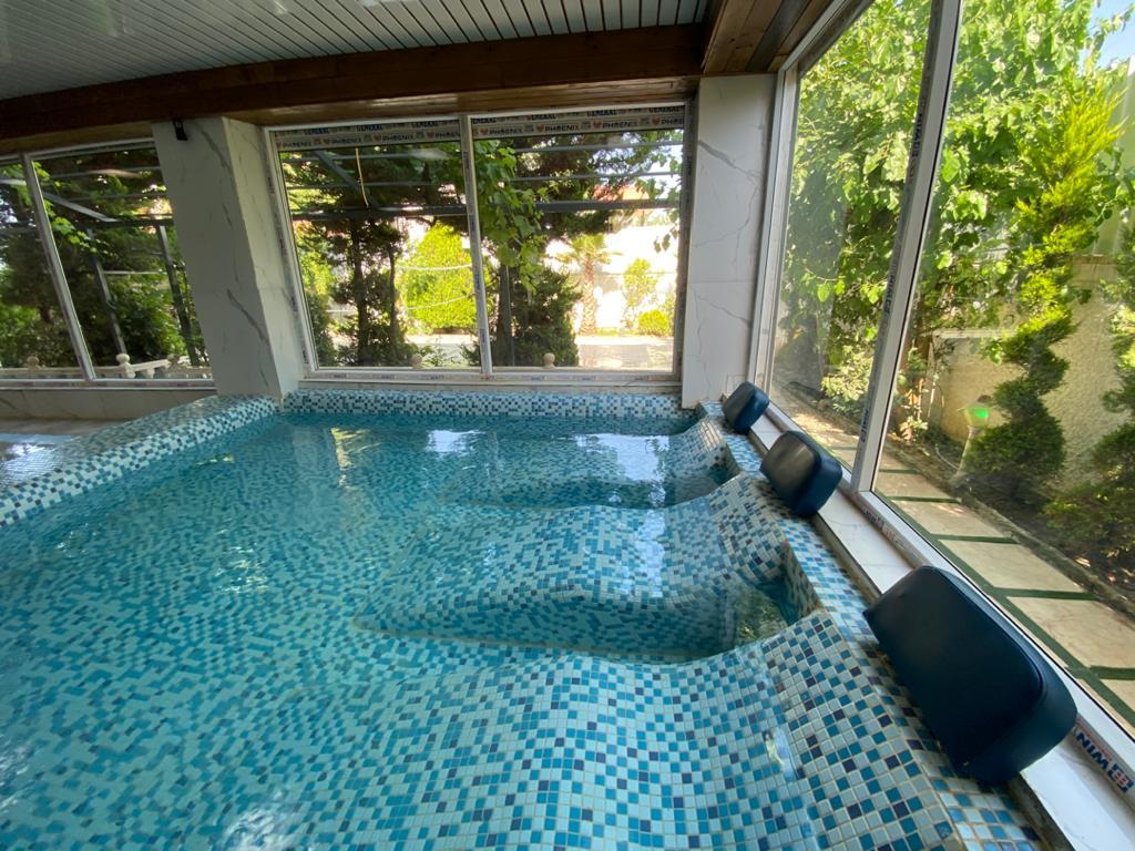 عمارت هشت خوابه سبز با پارك آبى