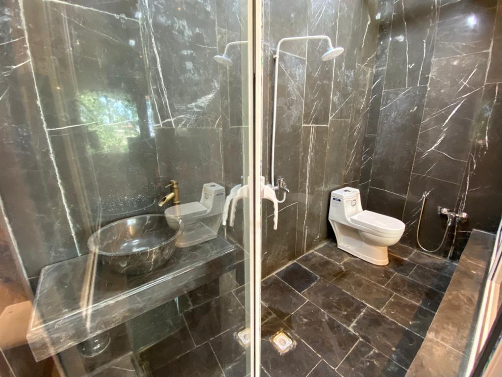 عمارت هشت خوابه سبز با پارك آبى