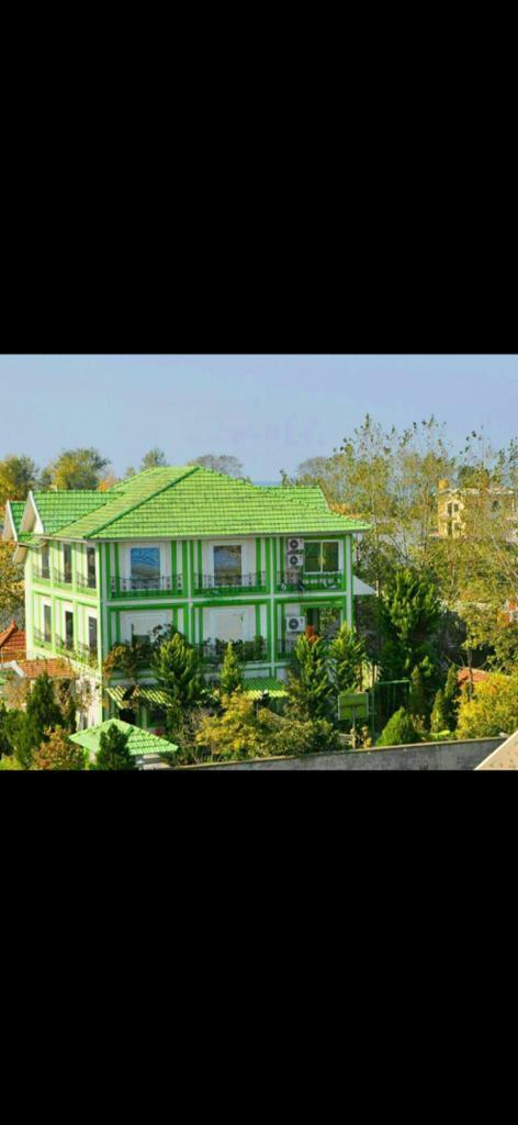 عمارت هشت خوابه سبز با پارك آبى