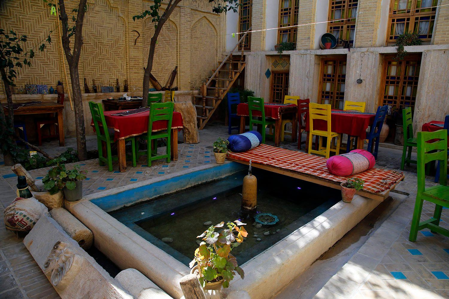 بوم گردی عمارت هفت رنگ در شیراز