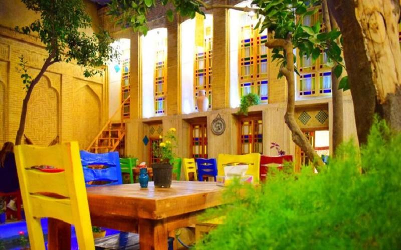 بوم گردی عمارت هفت رنگ در شیراز