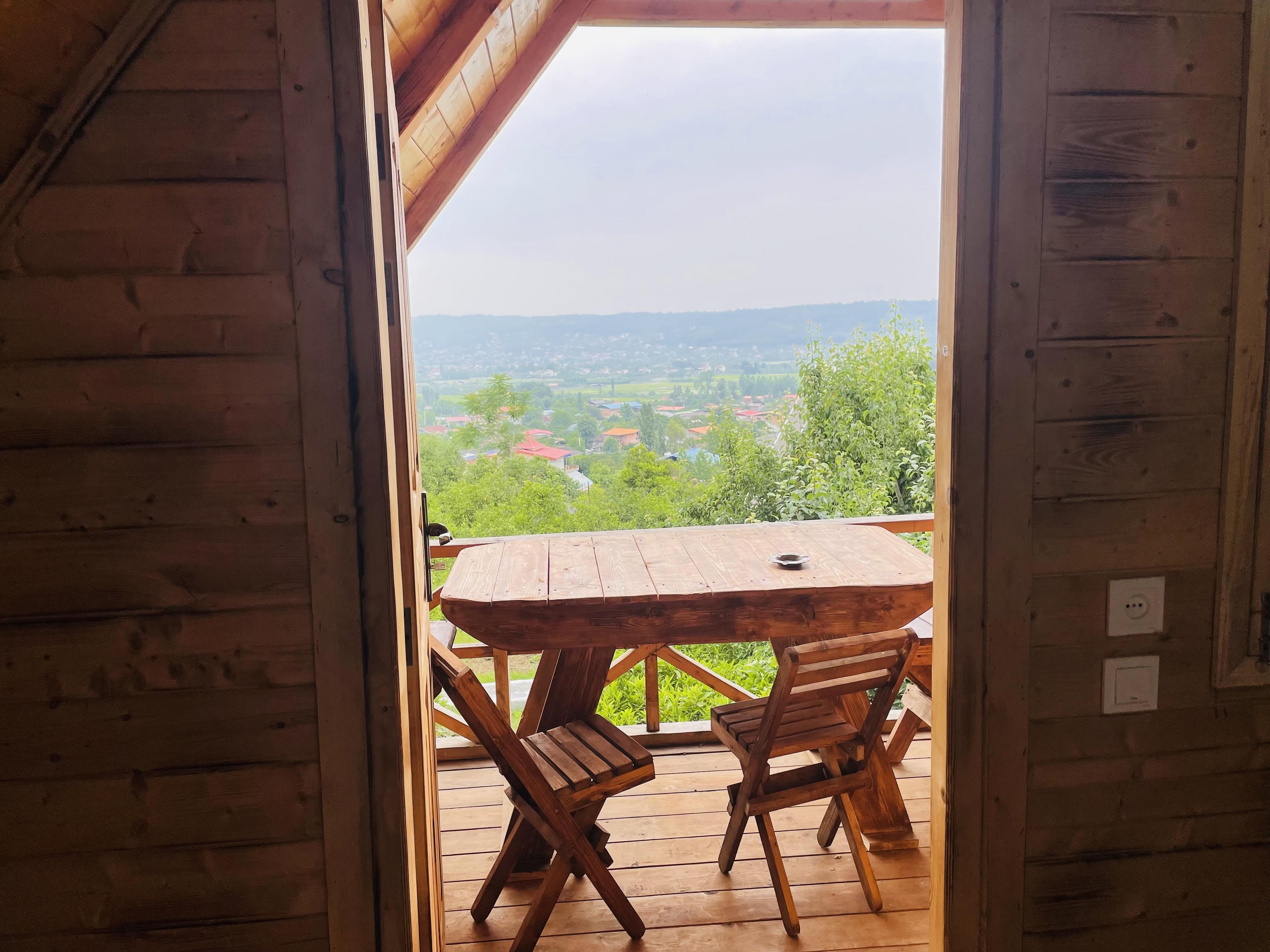 کلبه تمام چوبی سرای فردوس