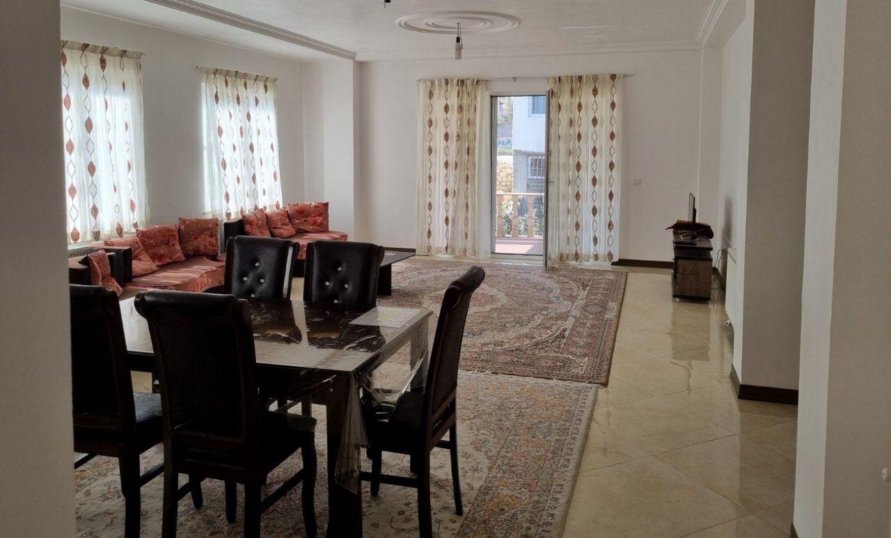 ساختمان رو به جنگل و علم کوه