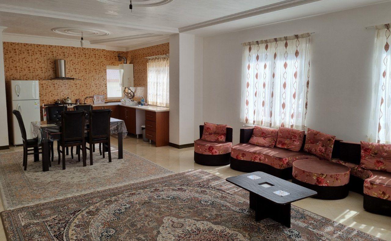 ساختمان رو به جنگل و علم کوه