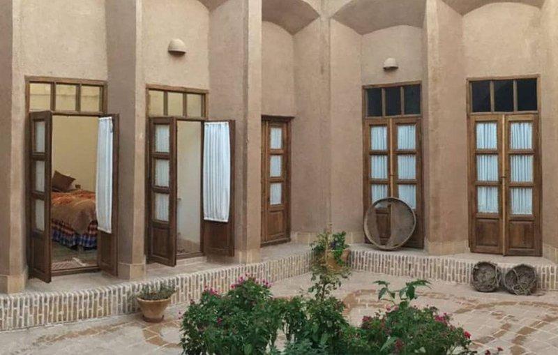 بوم گردی خانه رستم 
