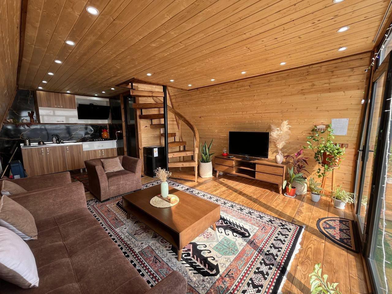 کلبه سوئیسی فرحناک در بندرانزلی