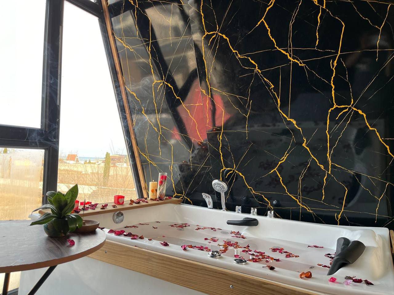 کلبه سوئیسی فرحناک در بندرانزلی
