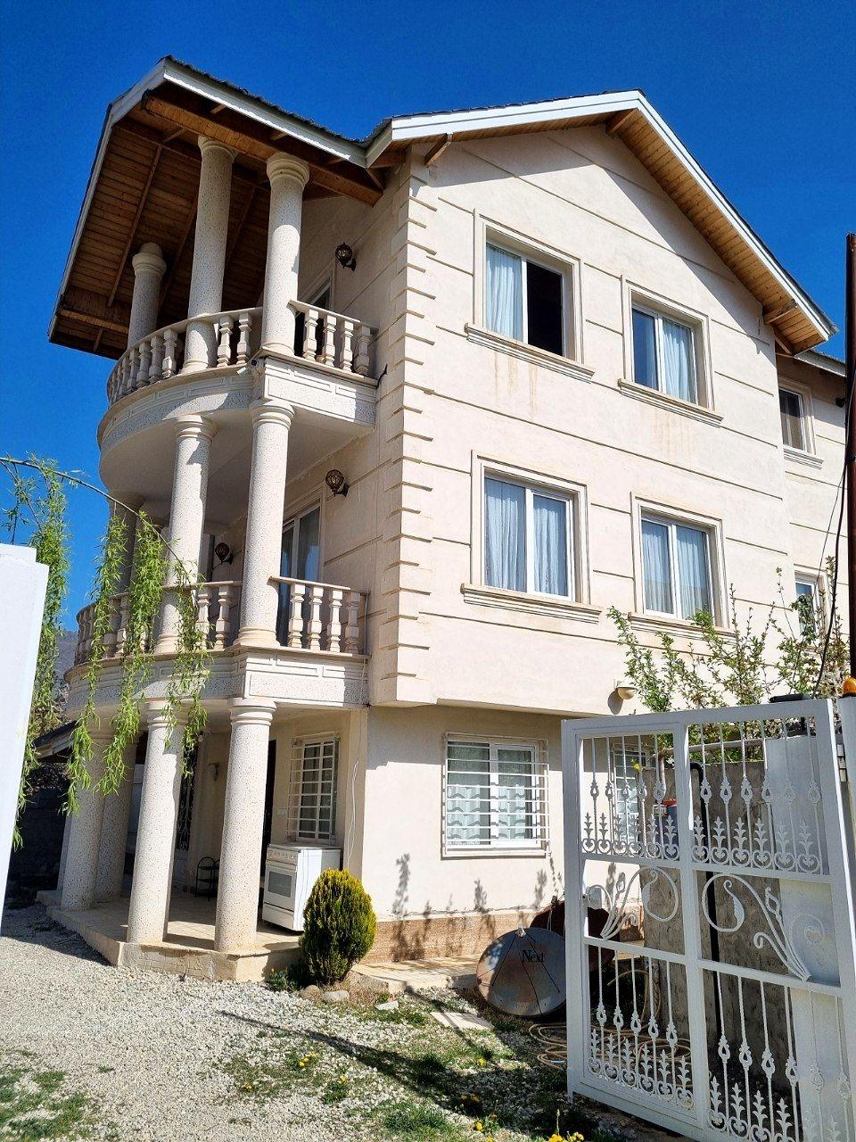 ساختمان رو به جنگل و علم کوه