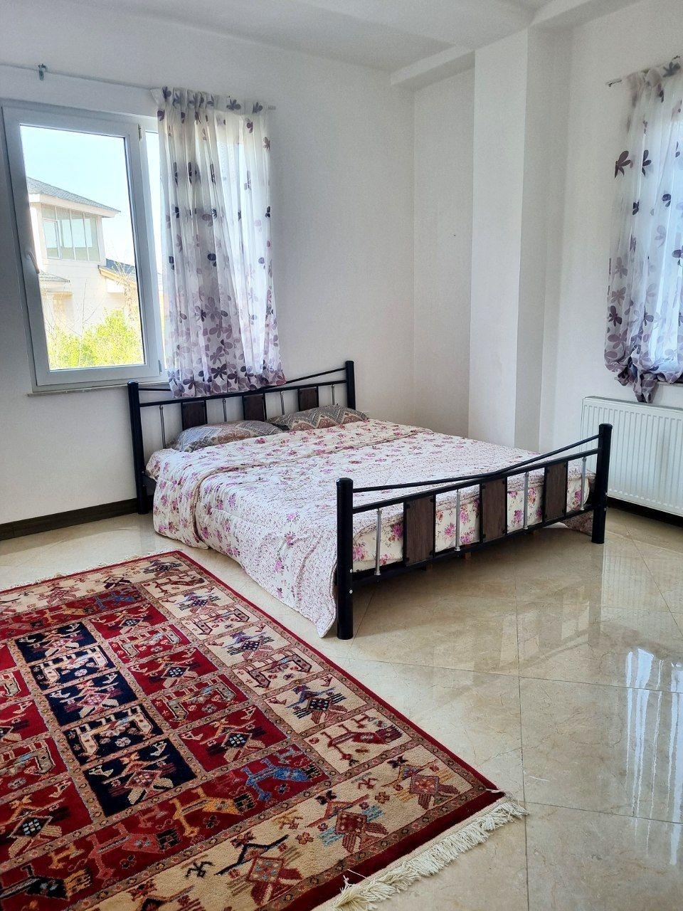 ساختمان رو به جنگل و علم کوه