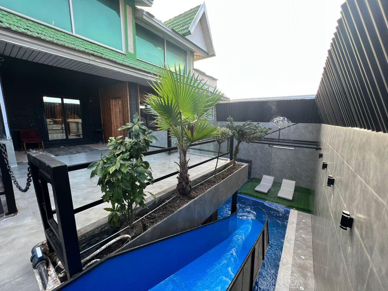عمارت هشت خوابه سبز با پارك آبى
