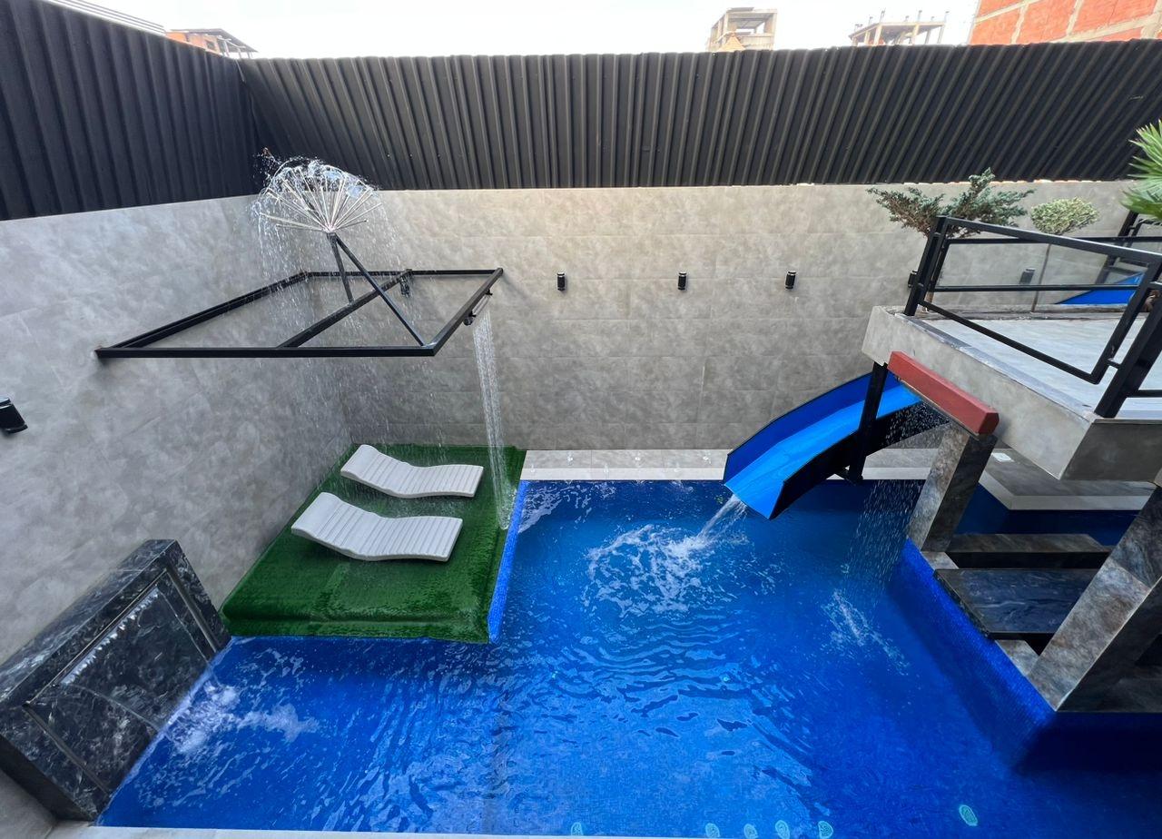 عمارت هشت خوابه سبز با پارك آبى