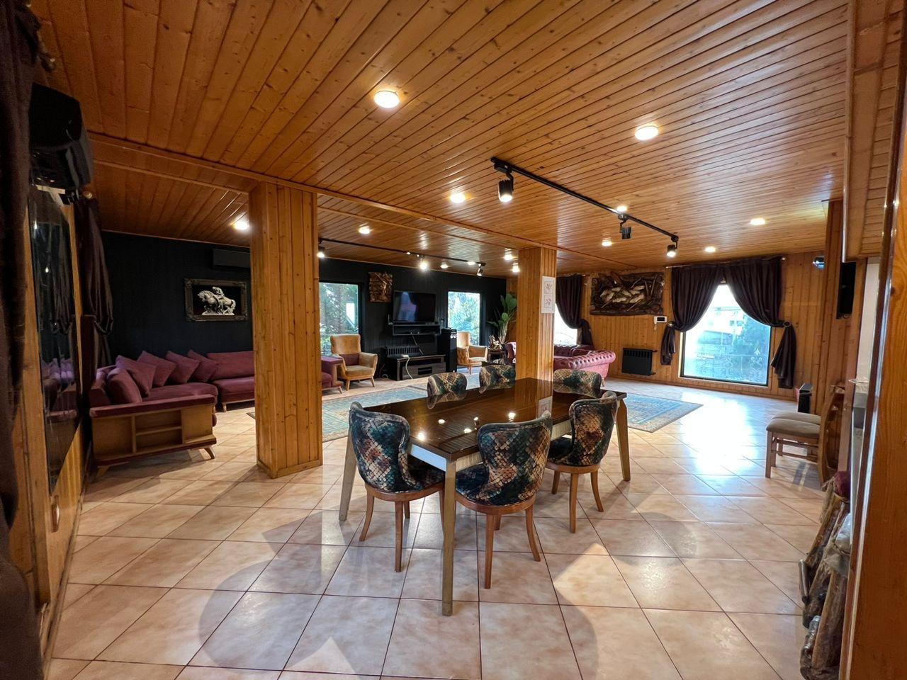 عمارت هشت خوابه سبز با پارك آبى
