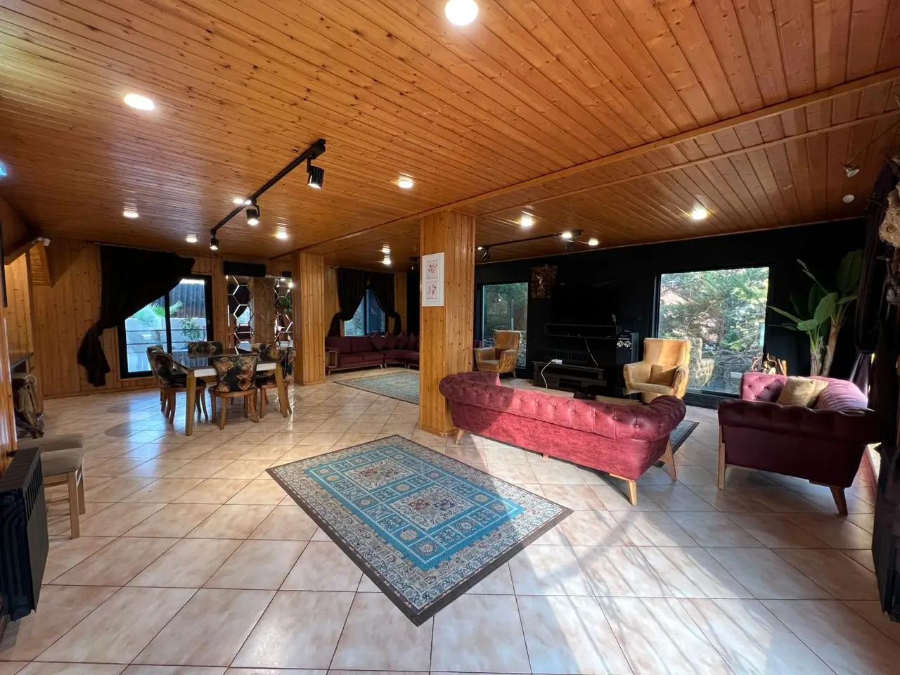 عمارت هشت خوابه سبز با پارك آبى