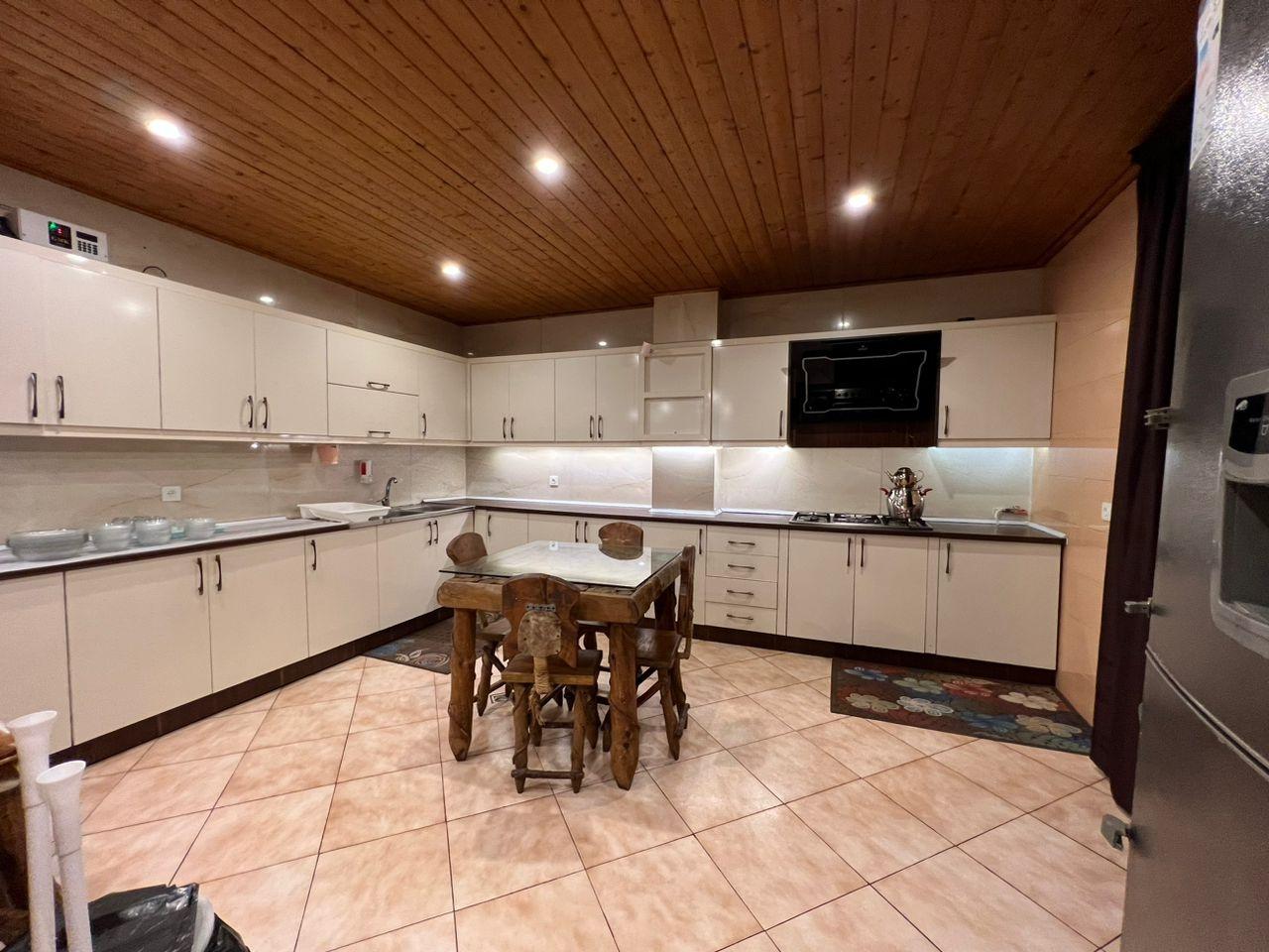 عمارت هشت خوابه سبز با پارك آبى