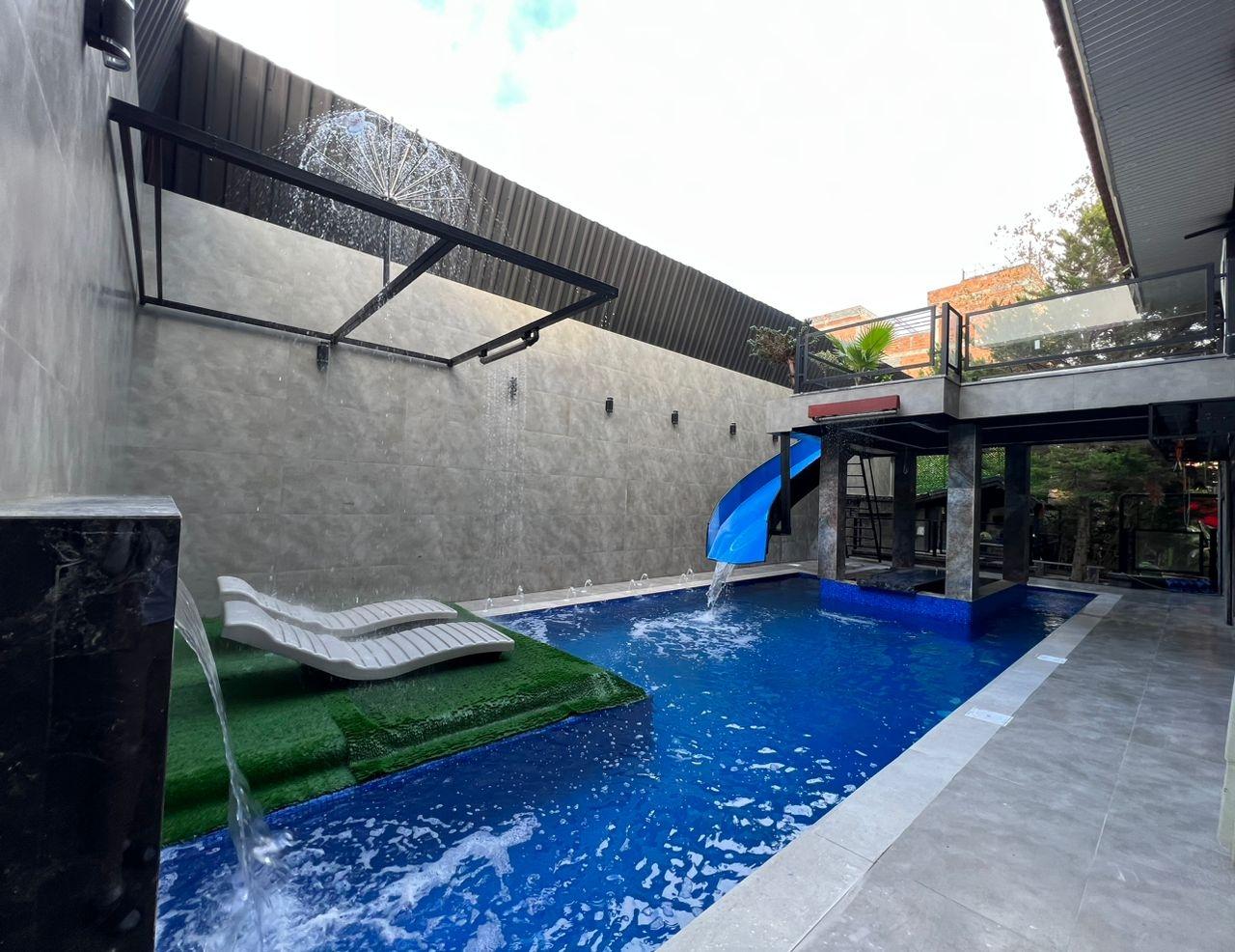 عمارت هشت خوابه سبز با پارك آبى