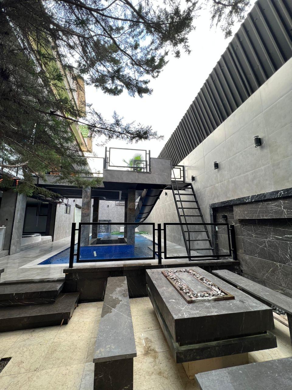 عمارت هشت خوابه سبز با پارك آبى