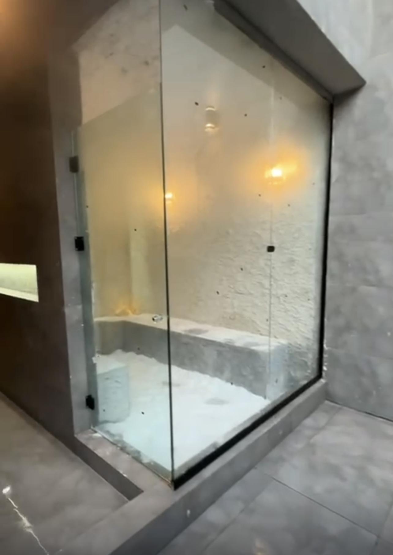 عمارت هشت خوابه سبز با پارك آبى