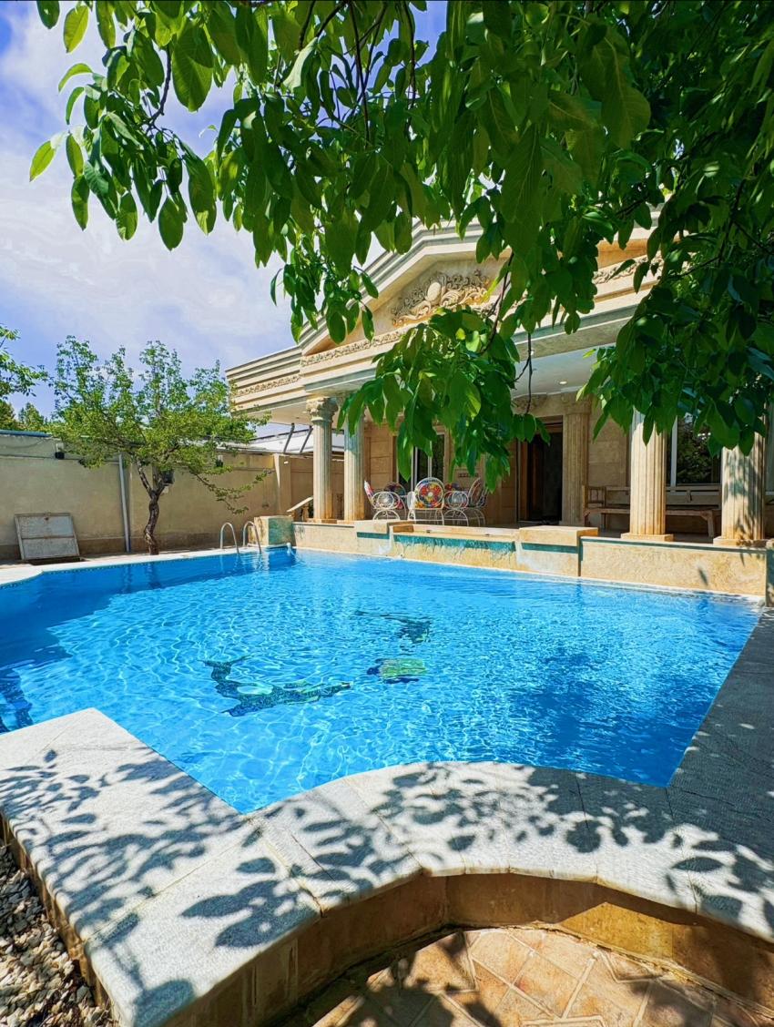 گل یخ کردان استخر آبگرم