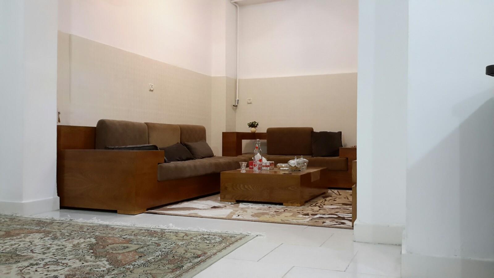 شیشه گران بالای استخر لاهیجان