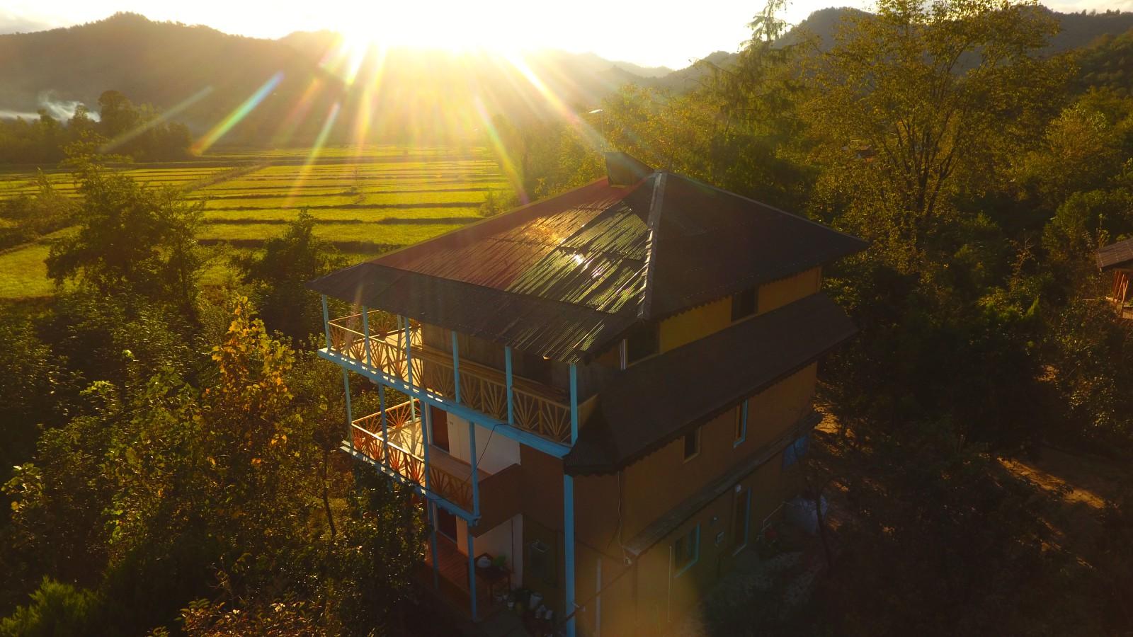 اقامتگاه بومگردی در فومن جنگلی در کنار رودخانه