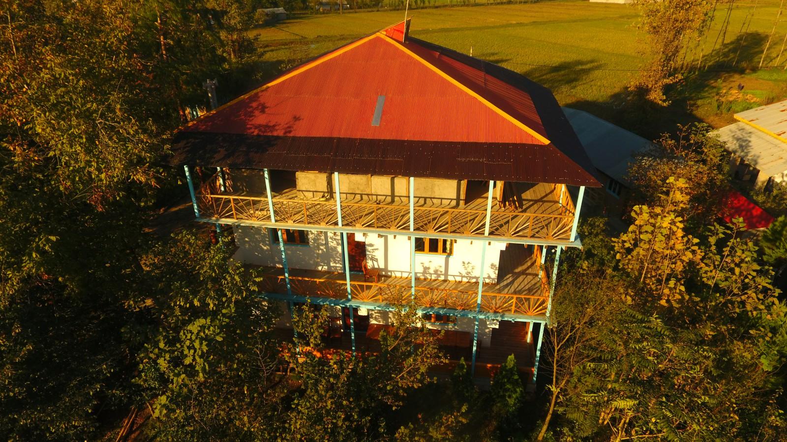 اقامتگاه بومگردی در فومن جنگلی در کنار رودخانه