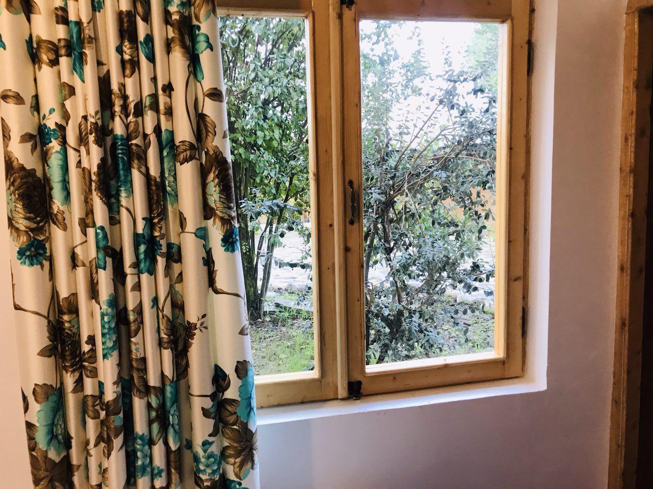 اقامتگاه بومگردی در فومن جنگلی در کنار رودخانه