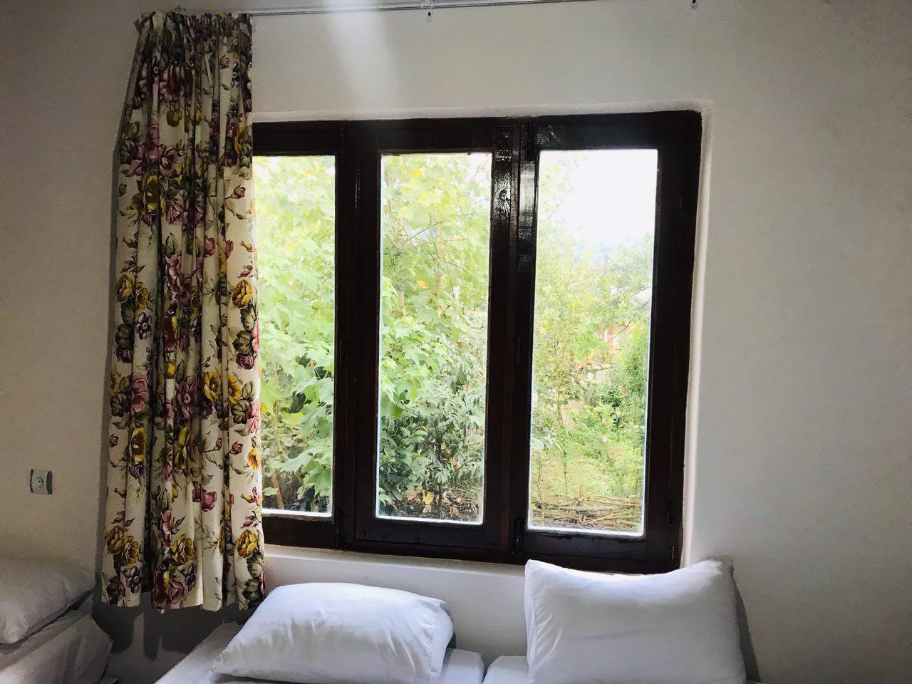 اقامتگاه بومگردی در فومن جنگلی در کنار رودخانه