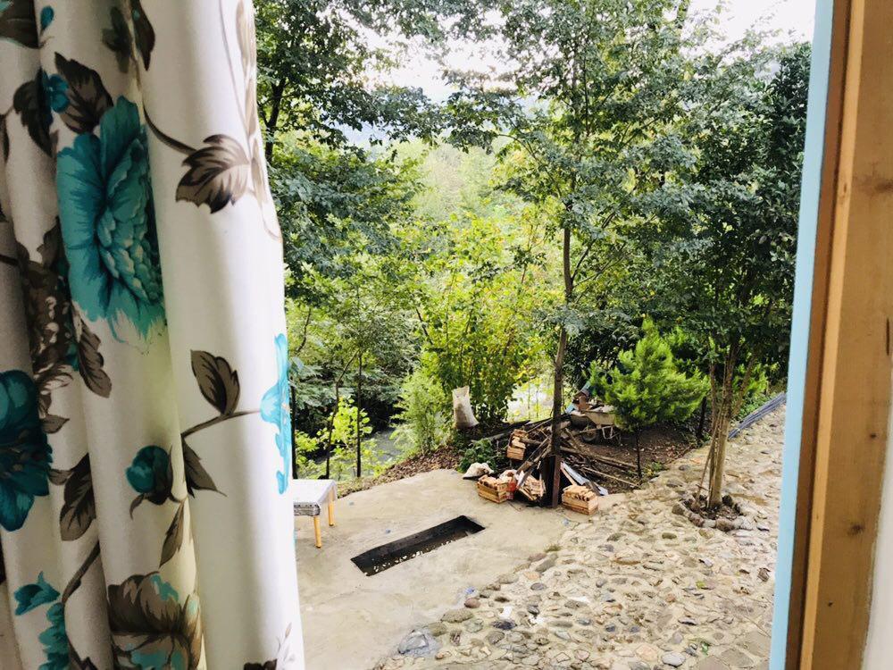 اقامتگاه بومگردی در فومن جنگلی در کنار رودخانه