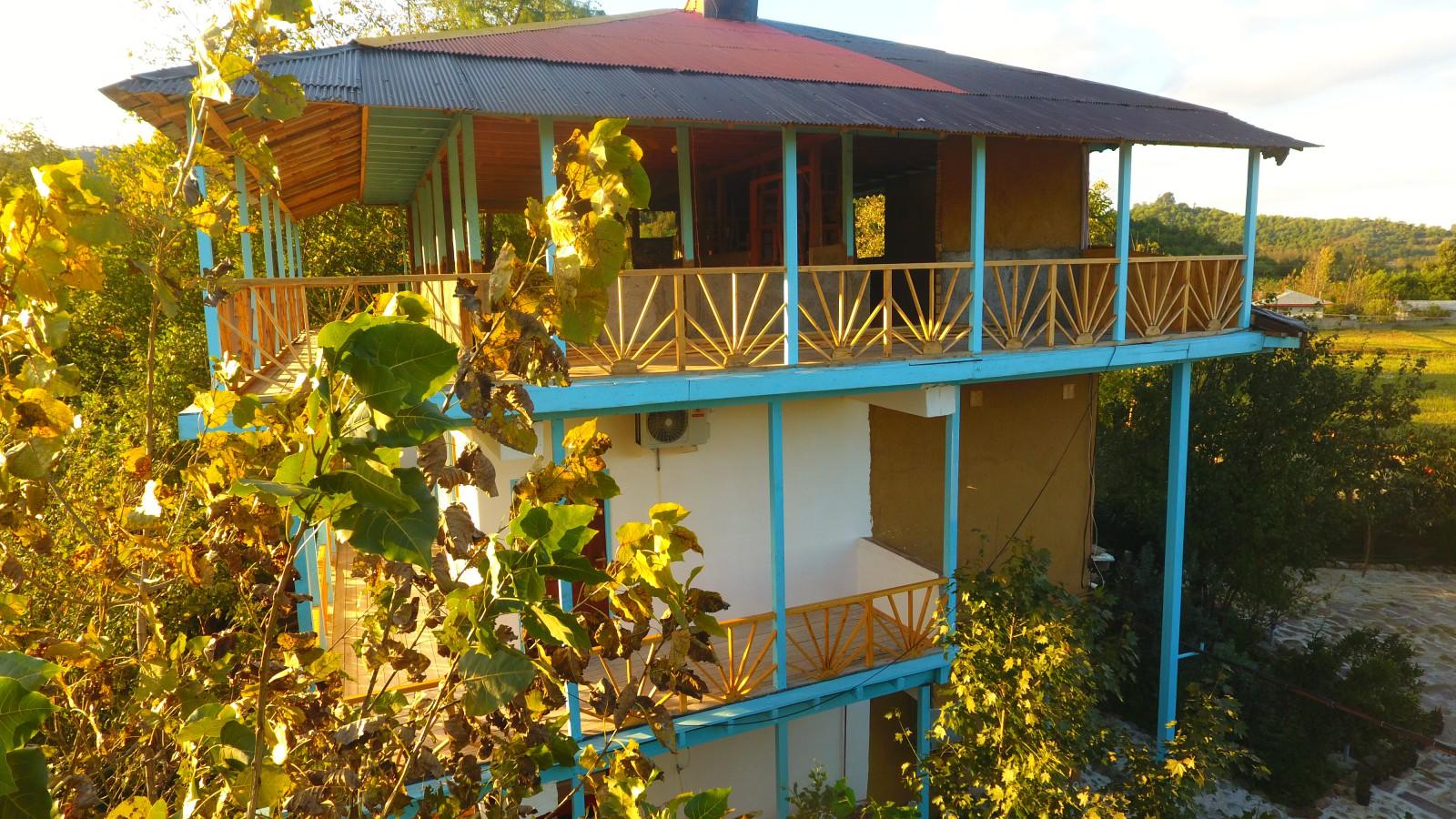 اقامتگاه بومگردی در فومن جنگلی در کنار رودخانه