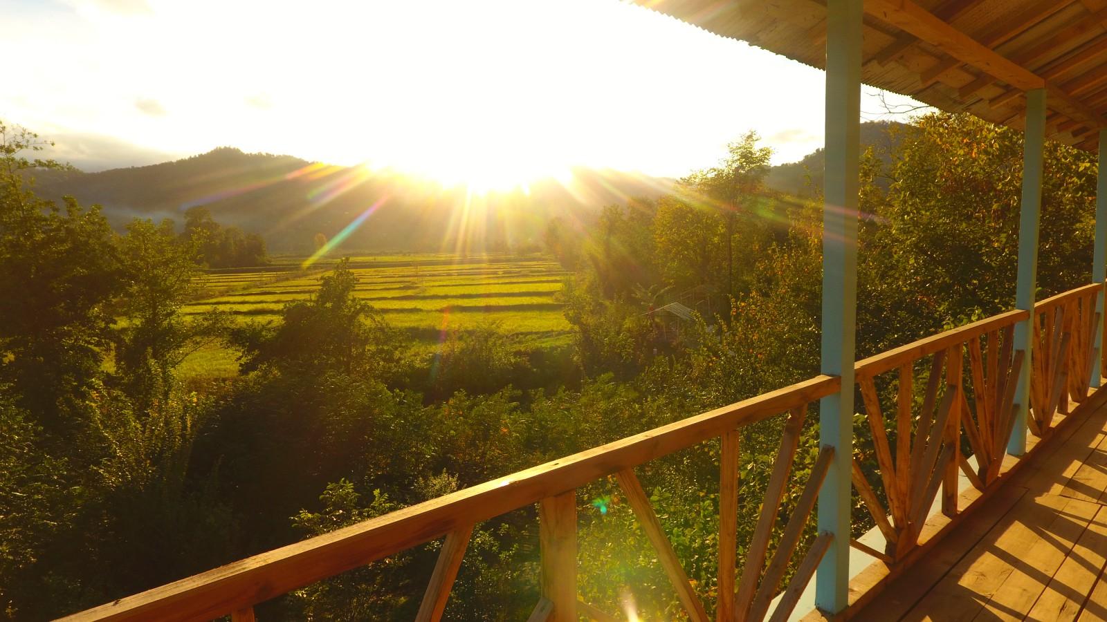 اقامتگاه بومگردی در فومن جنگلی در کنار رودخانه