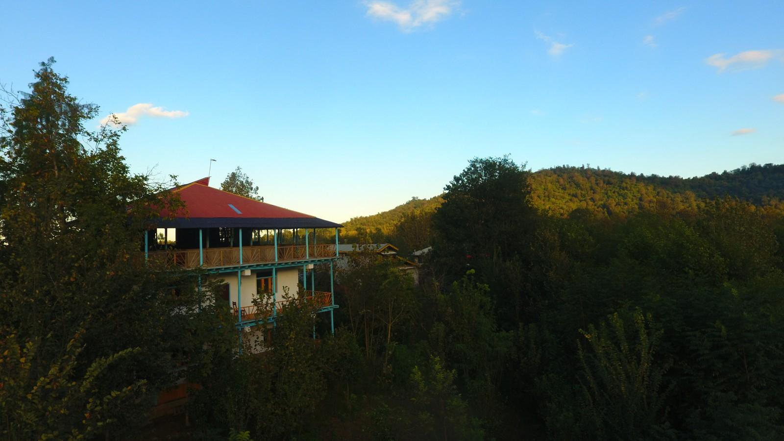 اقامتگاه بومگردی در فومن جنگلی در کنار رودخانه