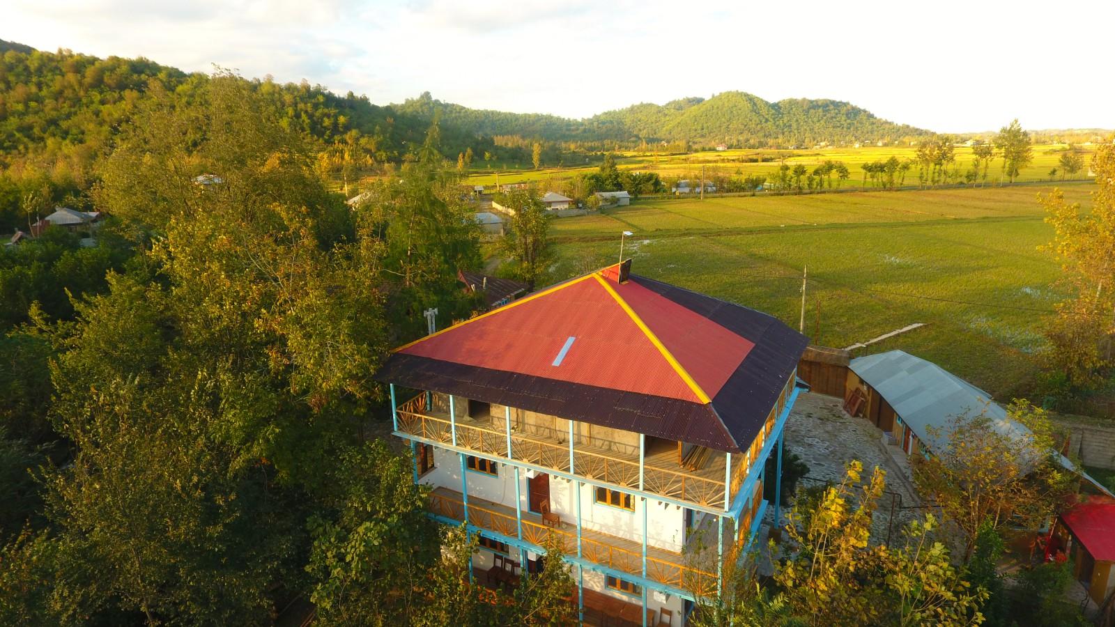 اقامتگاه بومگردی در فومن جنگلی در کنار رودخانه