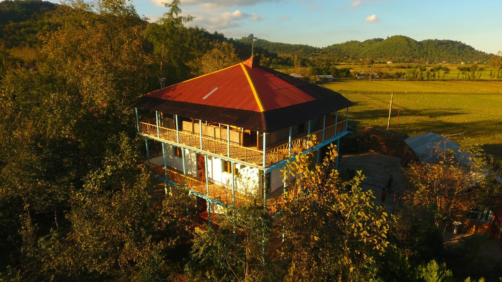 اقامتگاه بومگردی در فومن جنگلی در کنار رودخانه