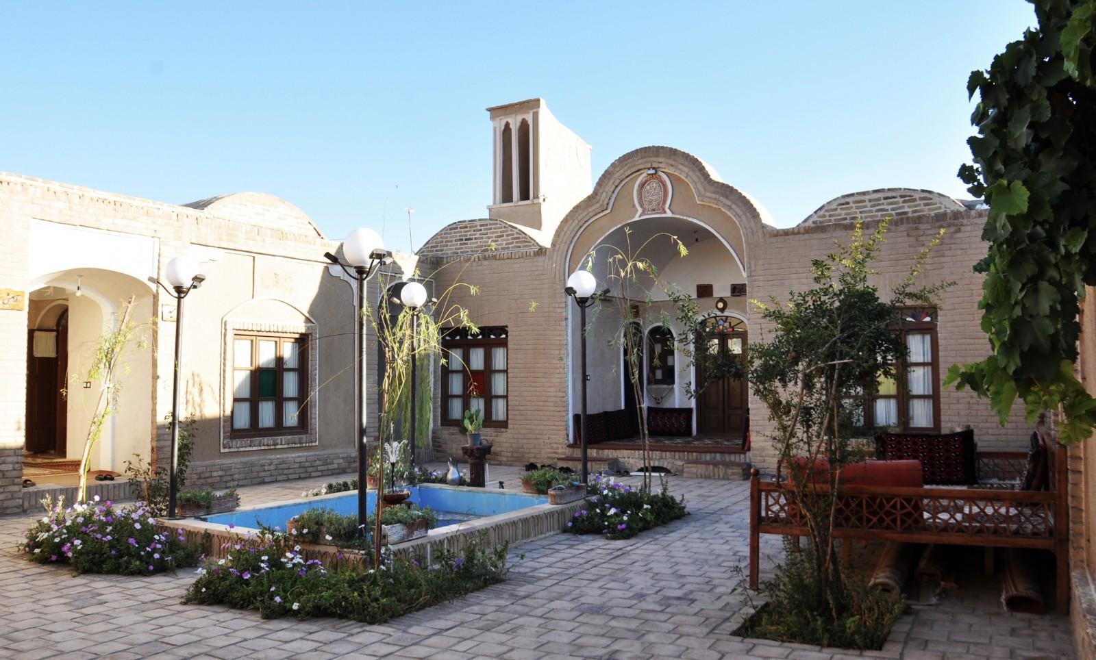 اقامتگاه بوم گردی گلستان ادیب گناباد