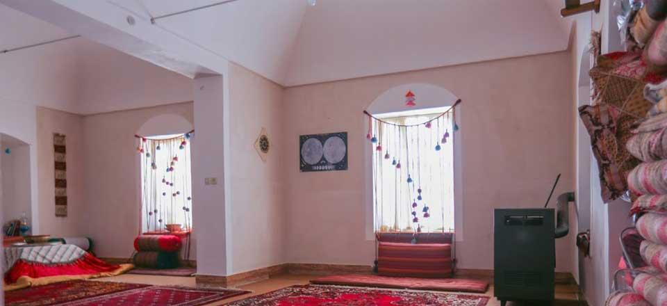 اقامتگاه بوم گردی نمکزار سه قلعه در سرایان