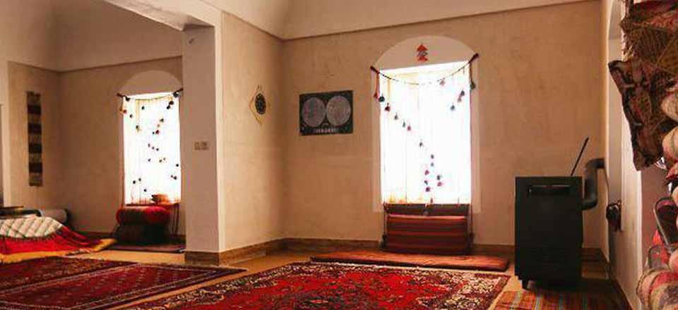 اقامتگاه بوم گردی نمکزار سه قلعه در سرایان