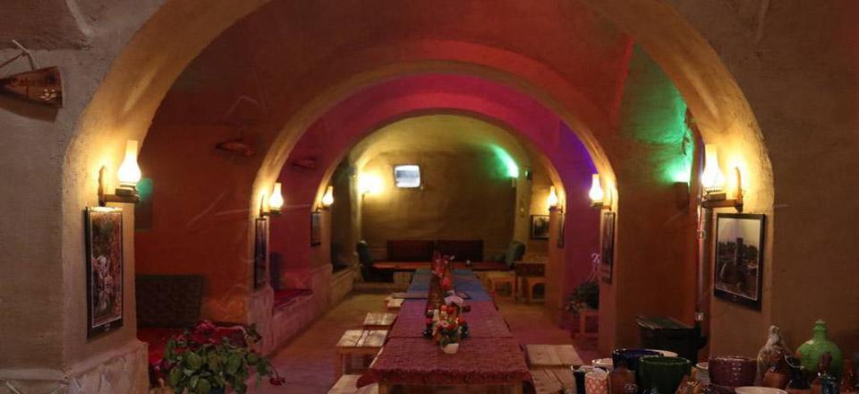 اقامتگاه بوم گردی نخل و نرگس در طبس