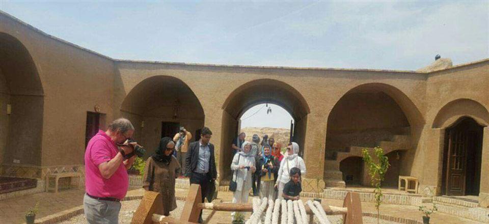 اقامتگاه بوم گردی نخل و نرگس در طبس