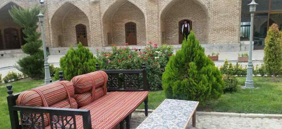 هتل کاروانسرای لاله بیستون در کرمانشاه