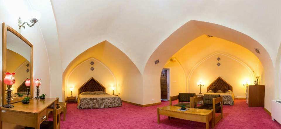 هتل کاروانسرای لاله بیستون در کرمانشاه