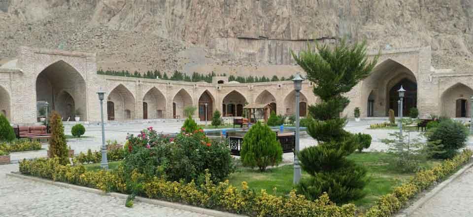 هتل کاروانسرای لاله بیستون در کرمانشاه