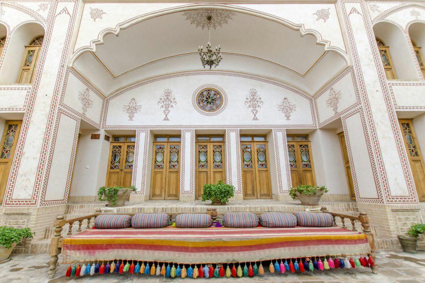 اجاره اقامتگاه سنتی مهینستان راهب در کاشان