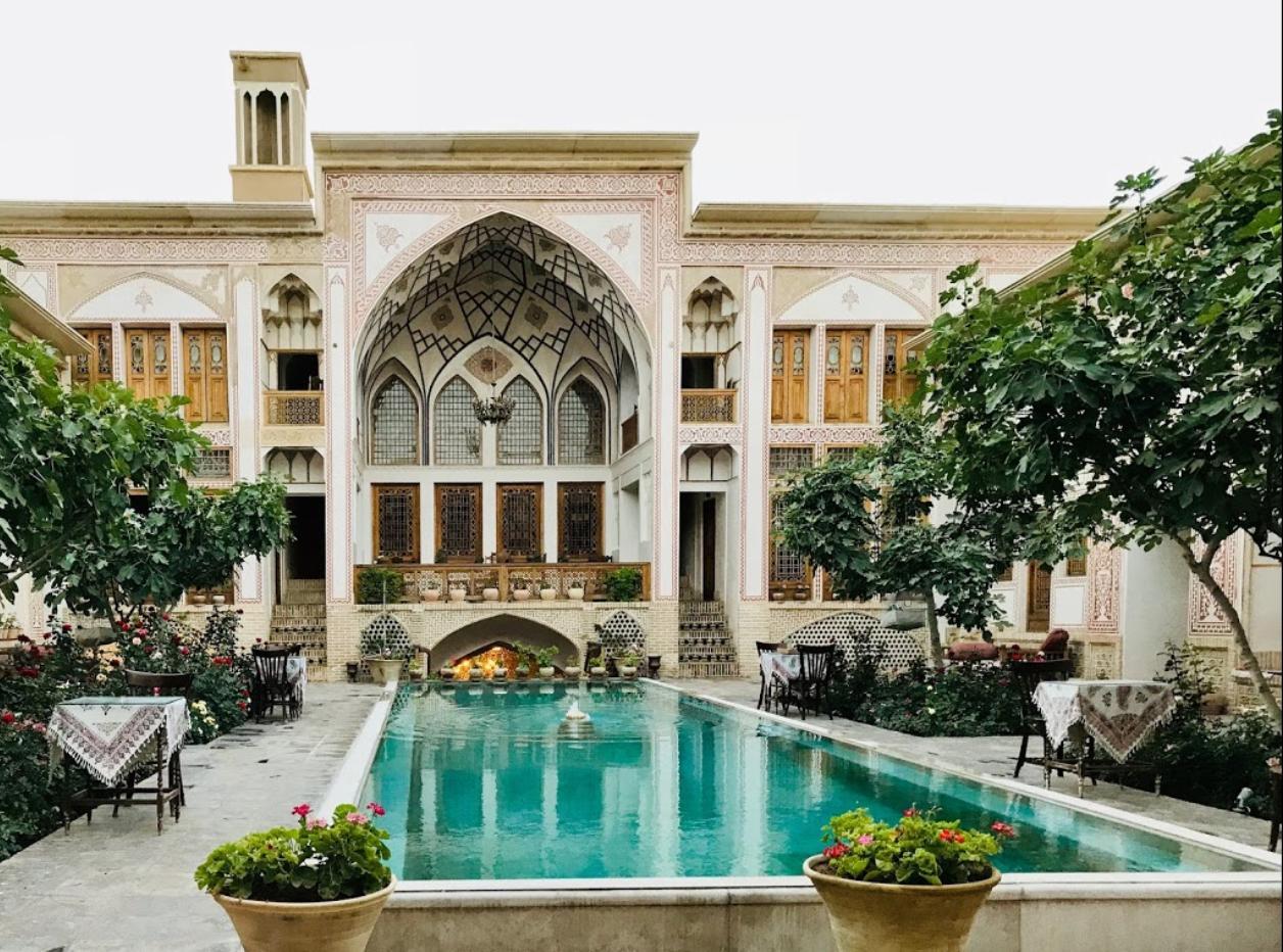 اجاره اقامتگاه سنتی مهینستان راهب در کاشان