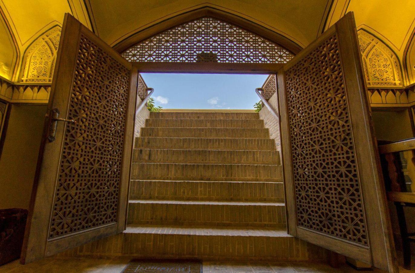 اجاره اقامتگاه سنتی مهینستان راهب در کاشان