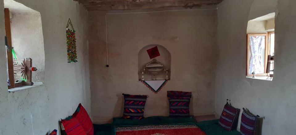 اقامتگاه بوم گردی ننو عذرا بردسیر