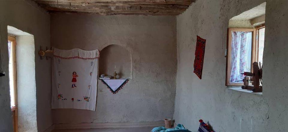 اقامتگاه بوم گردی ننو عذرا بردسیر